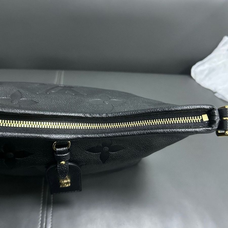 LV Carryall 小號 黑色全皮壓紋-13