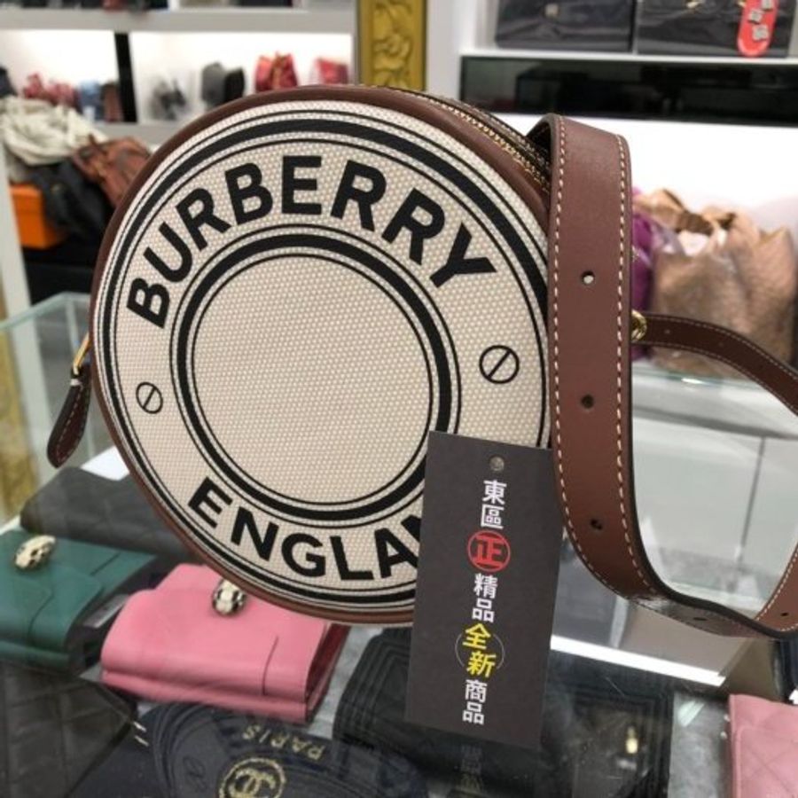 東區正精品㊣BURBERRY 80276021 白色帆布LOGO圓餅包肩背包斜背包RA0977-1