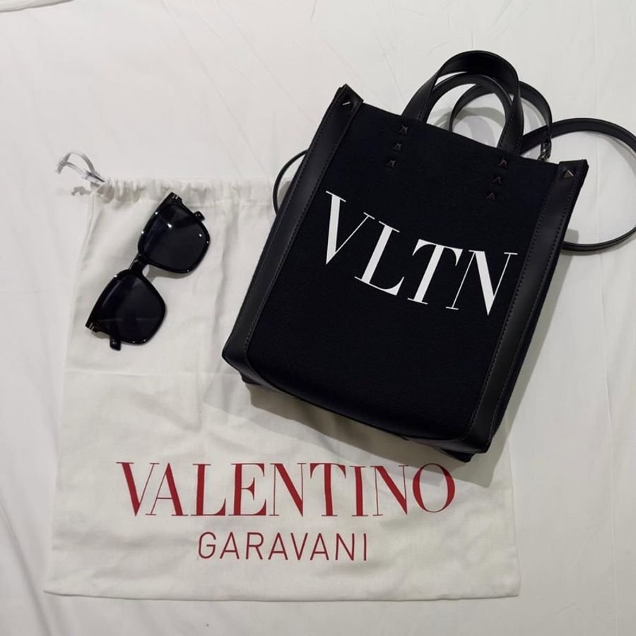 VALENTINO VLTN 字母印花帆布拼牛皮手提/斜背托特包(黑色)-0
