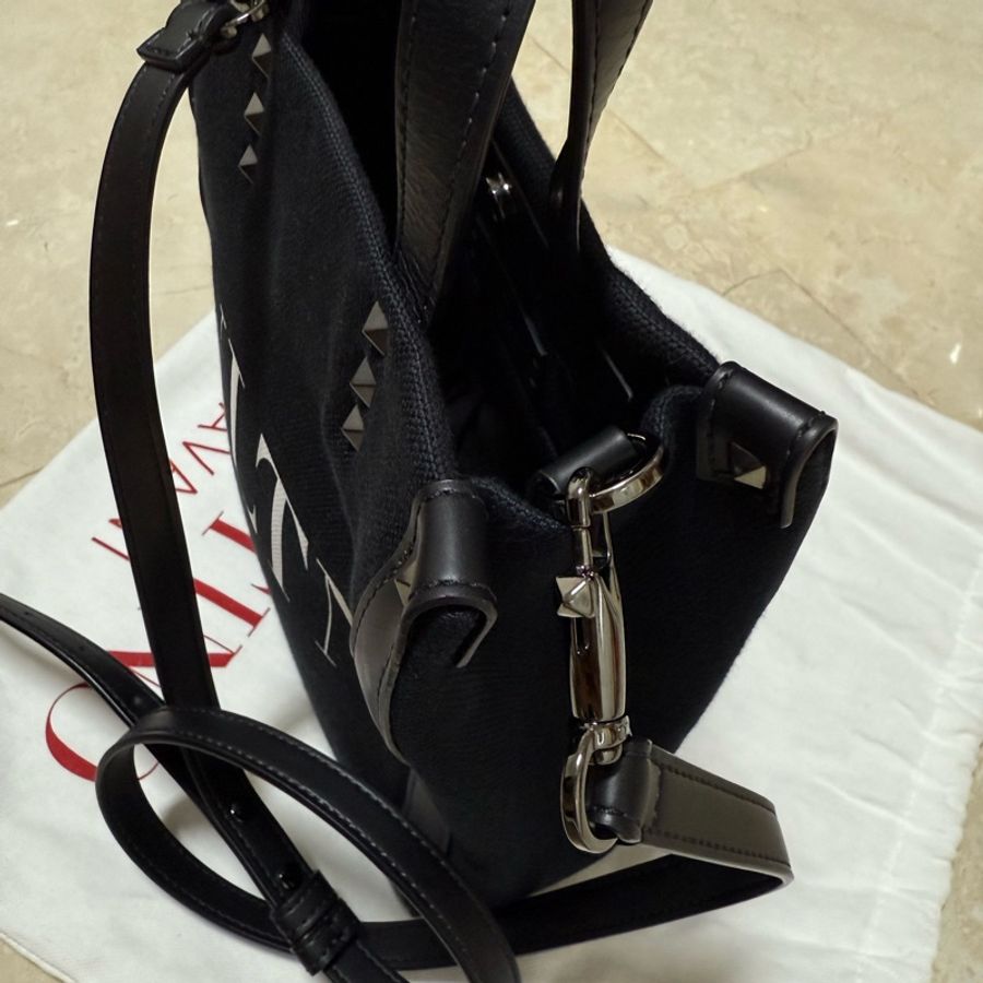 VALENTINO VLTN 字母印花帆布拼牛皮手提/斜背托特包(黑色)-9