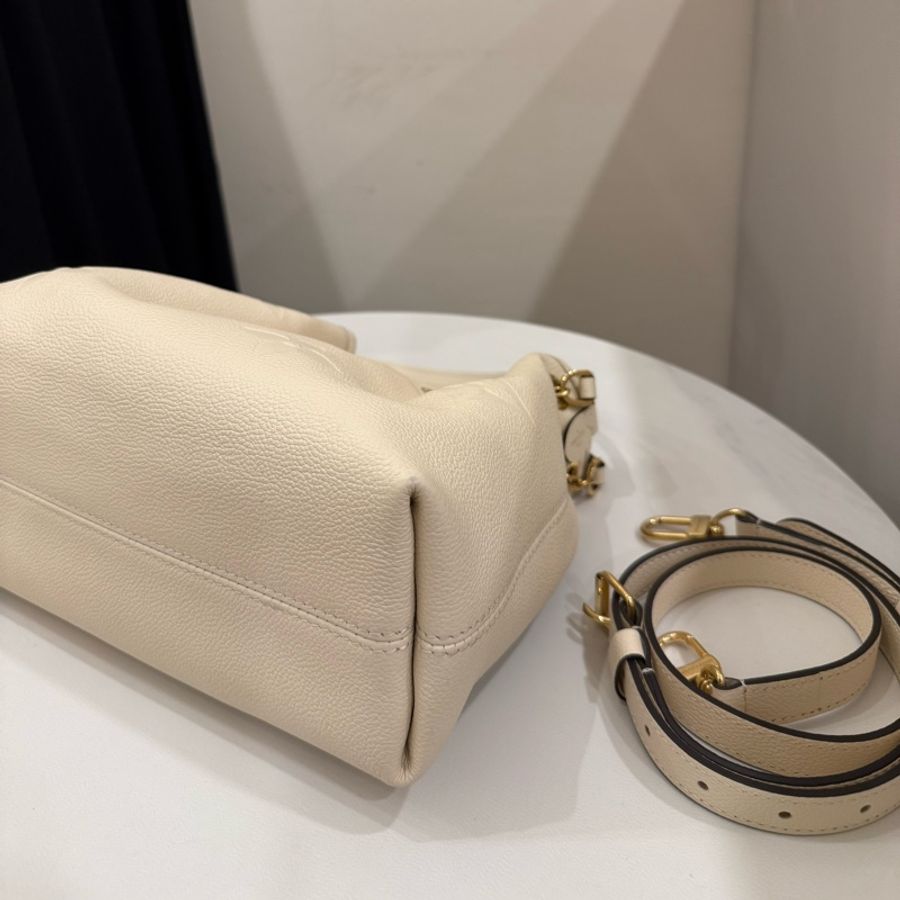 （櫃上缺貨款🔥）Louisvuitton bundle lv白色皮革壓紋牛皮-6