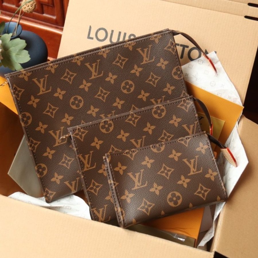 全新
LV Customizable
Trio Toilet Pouch 內襯紅、粉紅 M47195-4