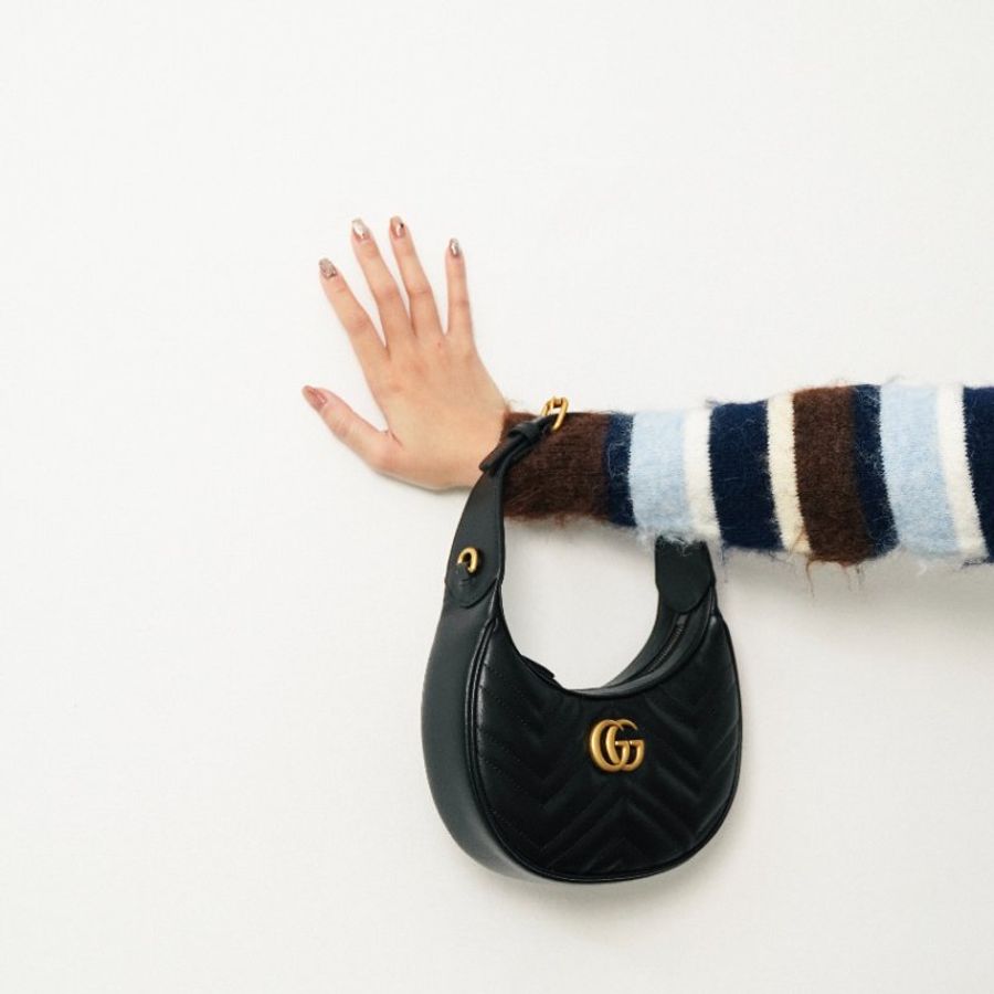 Gucci Marmont 衍縫小牛皮手提/斜背彎月包(699514-黑)-2