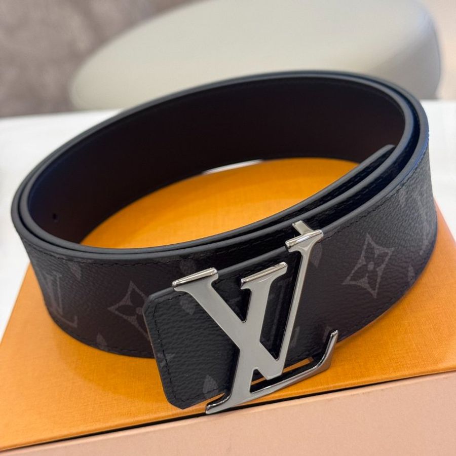 LV Initiales M9043U 老花黑銀Logo雙面皮帶-1