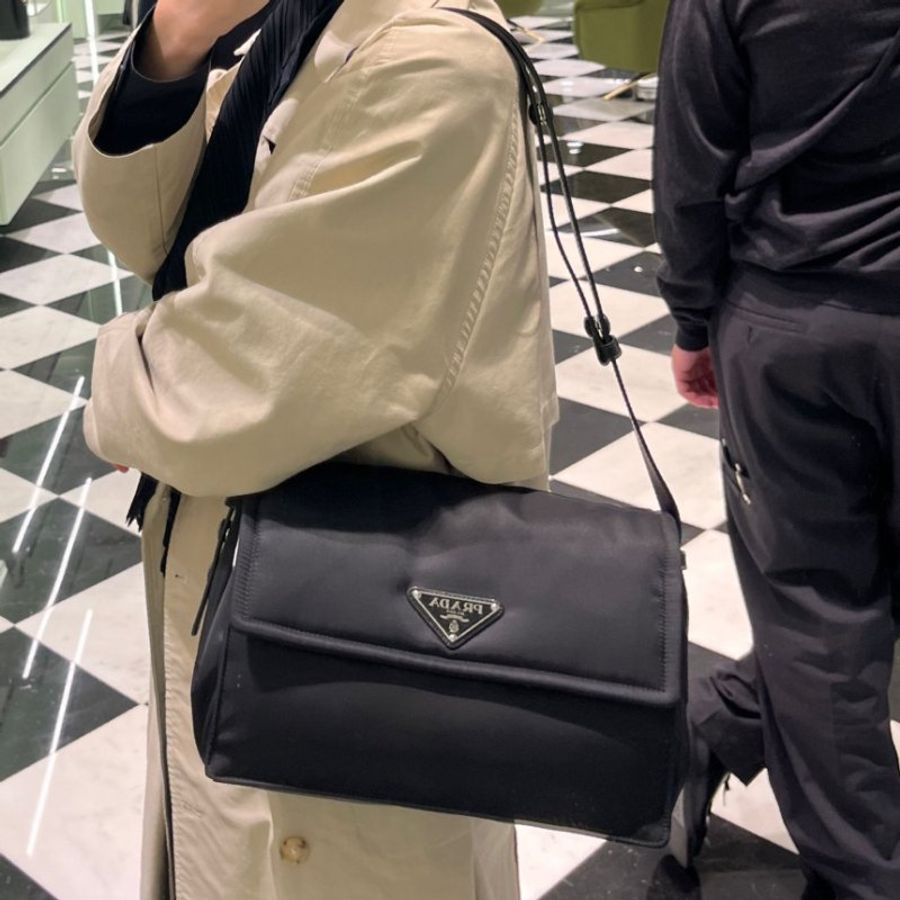 🎉新品好折扣✨Prada 1BD255 Traveller 中款夾棉 Re-Nylon 郵差包 黑色-1