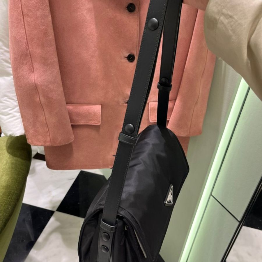 🎉新品好折扣✨Prada 1BD255 Traveller 中款夾棉 Re-Nylon 郵差包 黑色-5