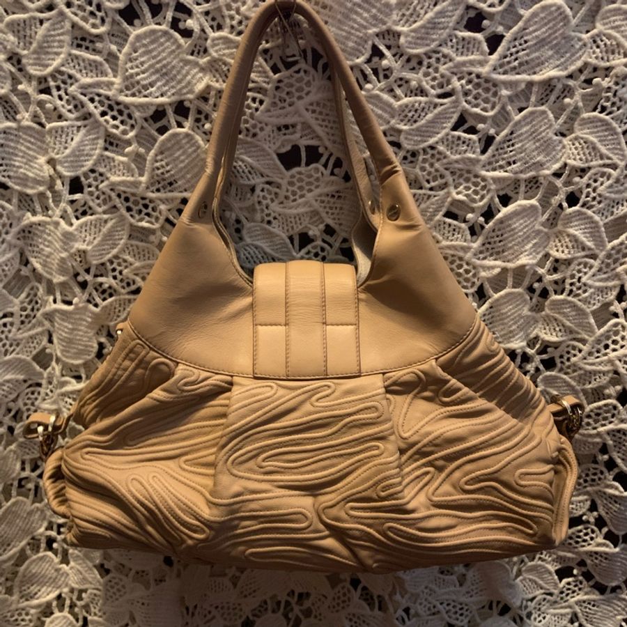 BVLGARI Chandra經典logo金屬扣環 駝色皮革手提包 肩背包-1