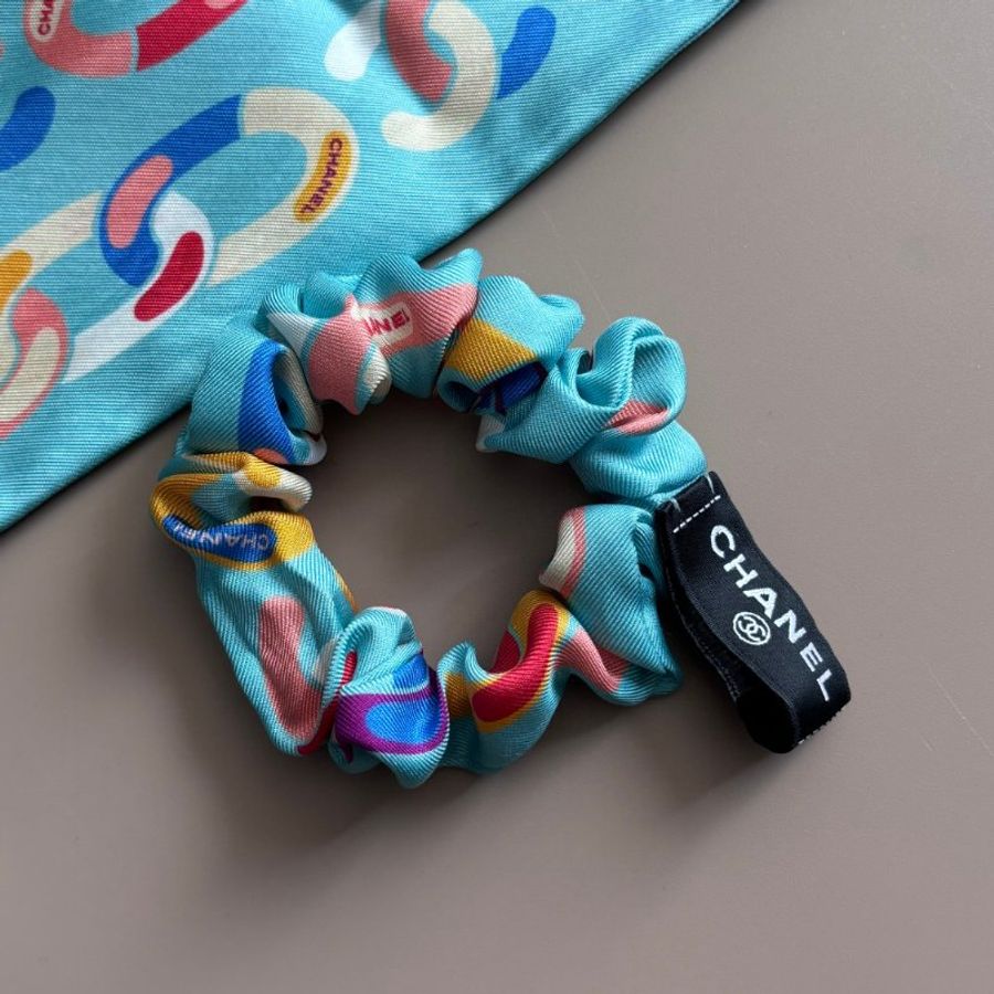 ::CHANEL: :經典鍊條印花造型絲巾/髮束組合(湖水綠色)-1