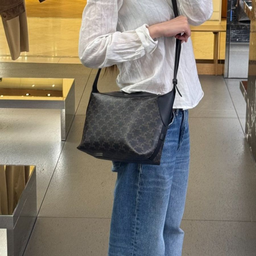 🎉新品好折扣✨Celine 122332 Harry 標誌印花斜揹包 黑色-6