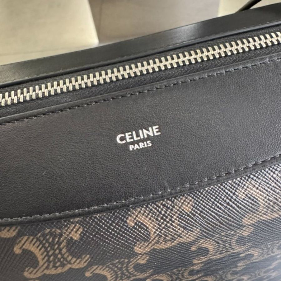 🎉新品好折扣✨Celine 122332 Harry 標誌印花斜揹包 黑色-9
