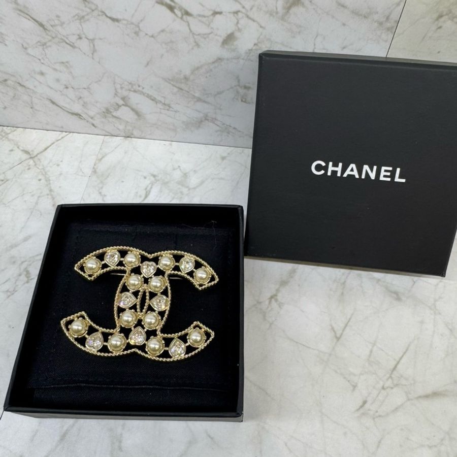 CHANEL簍空雙C Logo愛心水晶珍珠造型胸針-0