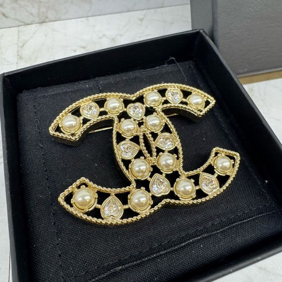 CHANEL簍空雙C Logo愛心水晶珍珠造型胸針-1