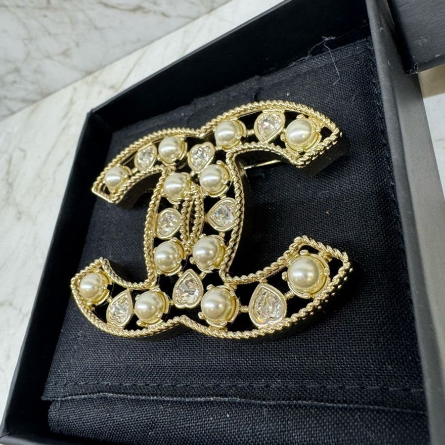 CHANEL簍空雙C Logo愛心水晶珍珠造型胸針-2