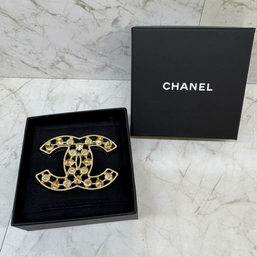 CHANEL簍空雙C Logo愛心水晶珍珠造型胸針-4