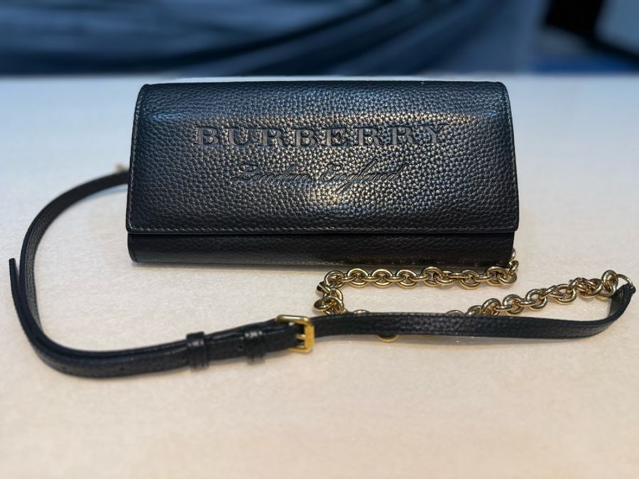 BURBERRY壓印字LOGO牛皮翻蓋磁扣式金屬鏈斜背長夾-0