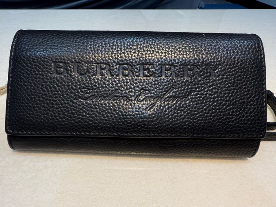 BURBERRY壓印字LOGO牛皮翻蓋磁扣式金屬鏈斜背長夾-1