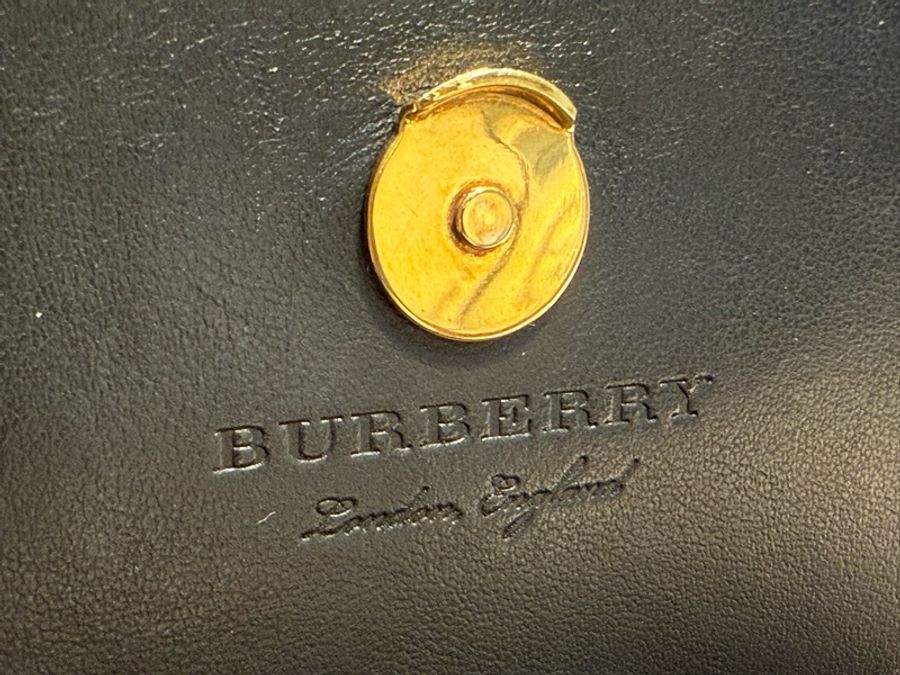 BURBERRY壓印字LOGO牛皮翻蓋磁扣式金屬鏈斜背長夾-3