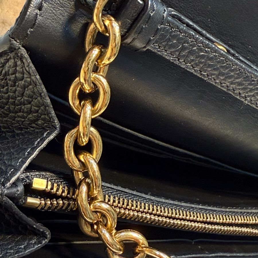 BURBERRY壓印字LOGO牛皮翻蓋磁扣式金屬鏈斜背長夾-6