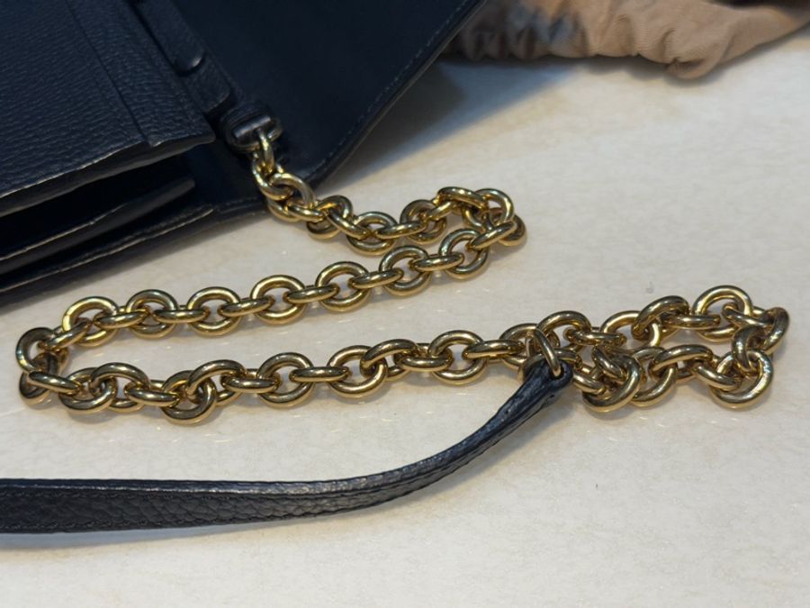 BURBERRY壓印字LOGO牛皮翻蓋磁扣式金屬鏈斜背長夾-7