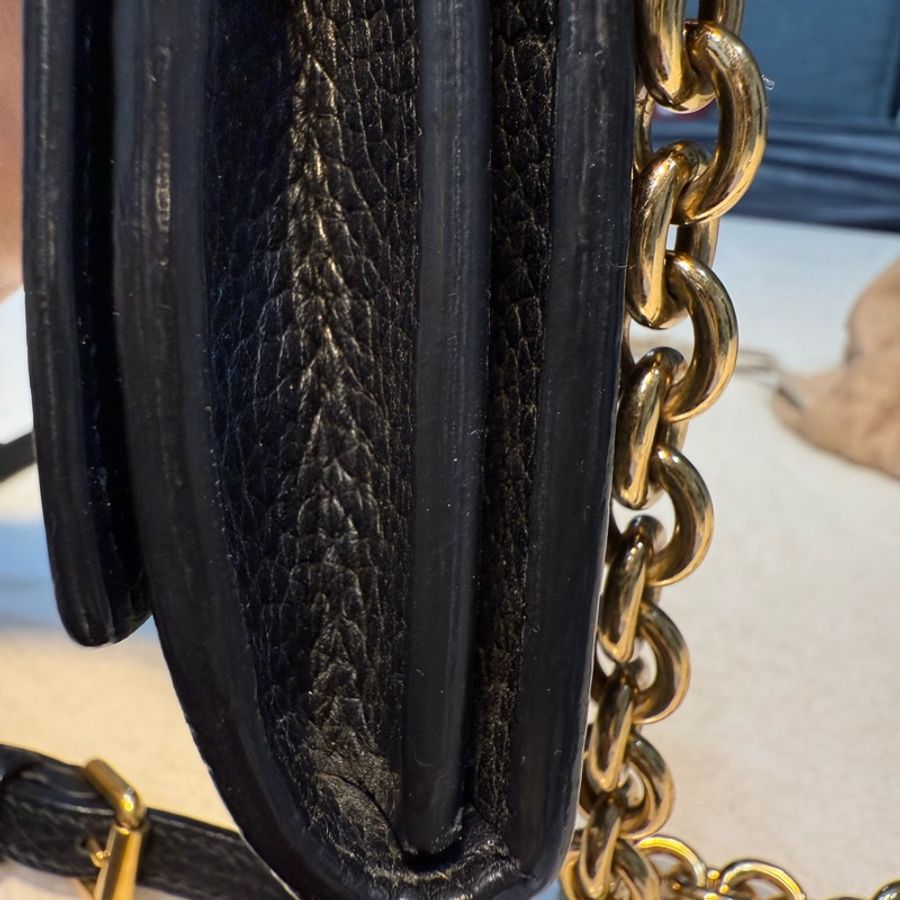 BURBERRY壓印字LOGO牛皮翻蓋磁扣式金屬鏈斜背長夾-8