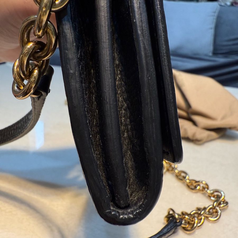 BURBERRY壓印字LOGO牛皮翻蓋磁扣式金屬鏈斜背長夾-9