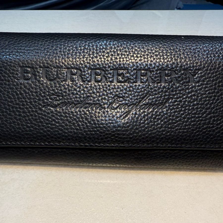BURBERRY壓印字LOGO牛皮翻蓋磁扣式金屬鏈斜背長夾-10