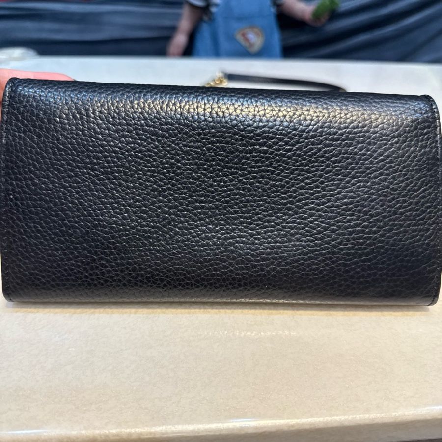 BURBERRY壓印字LOGO牛皮翻蓋磁扣式金屬鏈斜背長夾-11