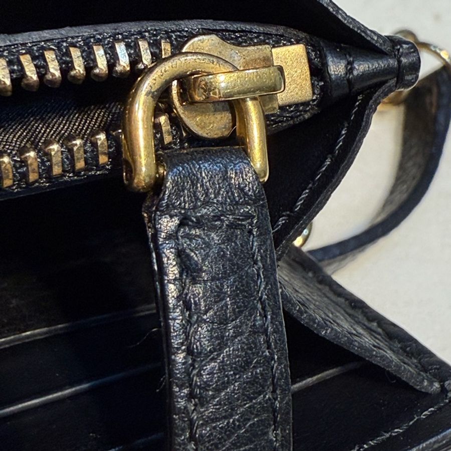 BURBERRY壓印字LOGO牛皮翻蓋磁扣式金屬鏈斜背長夾-19