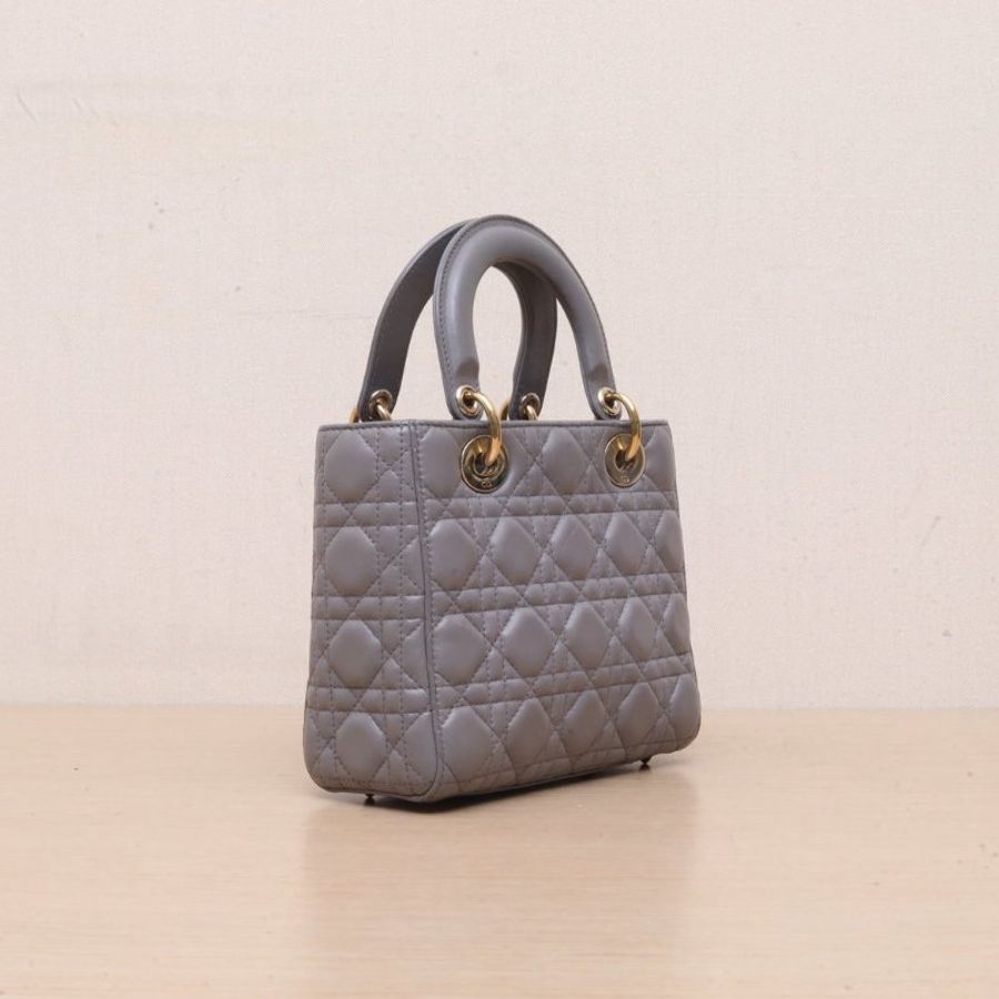 DIOR Lady戴妃包四格徽章肩帶灰色羊皮金扣2018肩背包-4