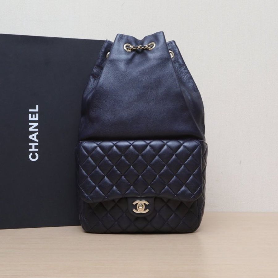 CHANEL 抽繩外側口蓋雙肩包藍色羊皮21開淺金扣肩背包-0