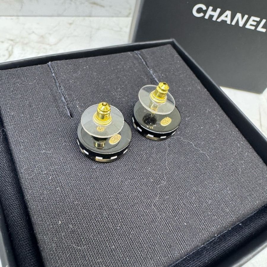 CHANEL黑白配色圓形雙C水鑽耳環-2