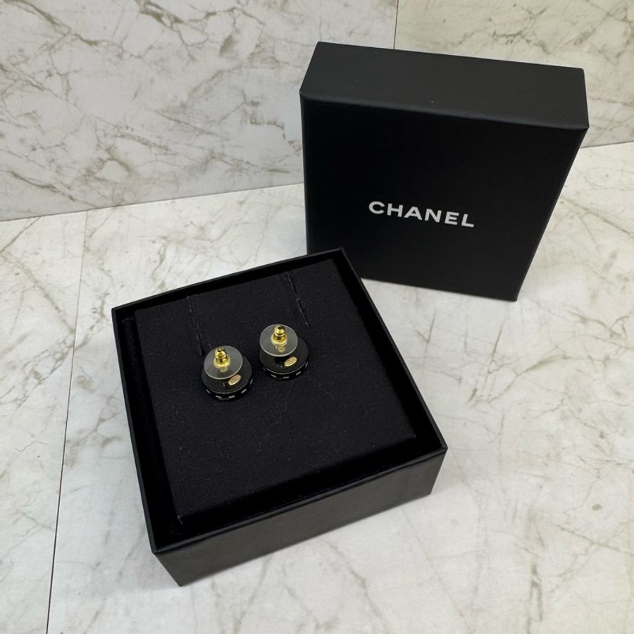 CHANEL黑白配色圓形雙C水鑽耳環-3