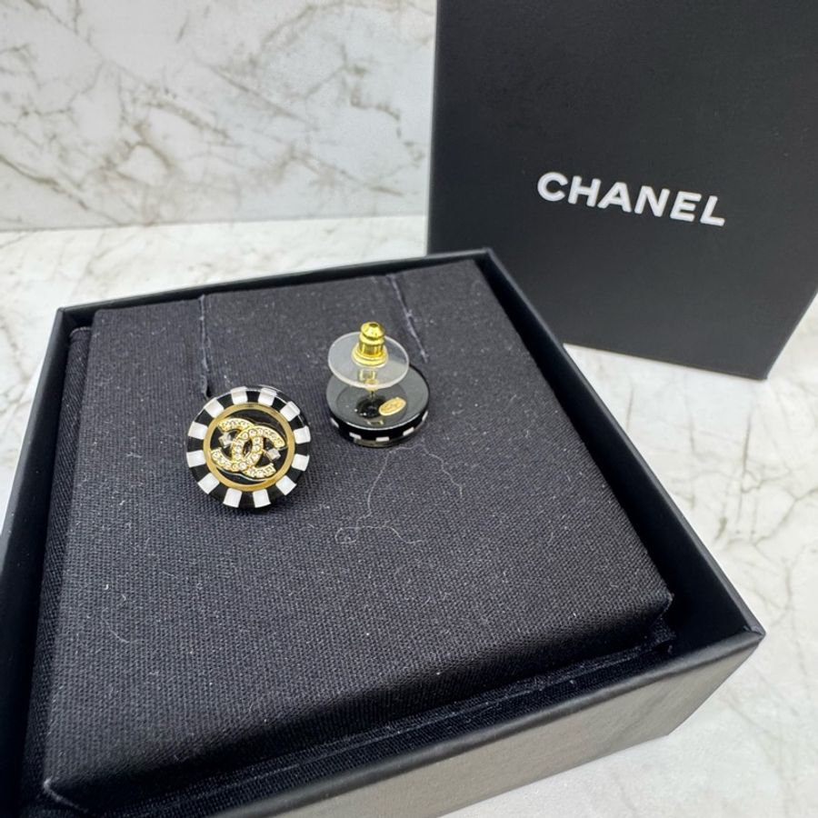 CHANEL黑白配色圓形雙C水鑽耳環-4
