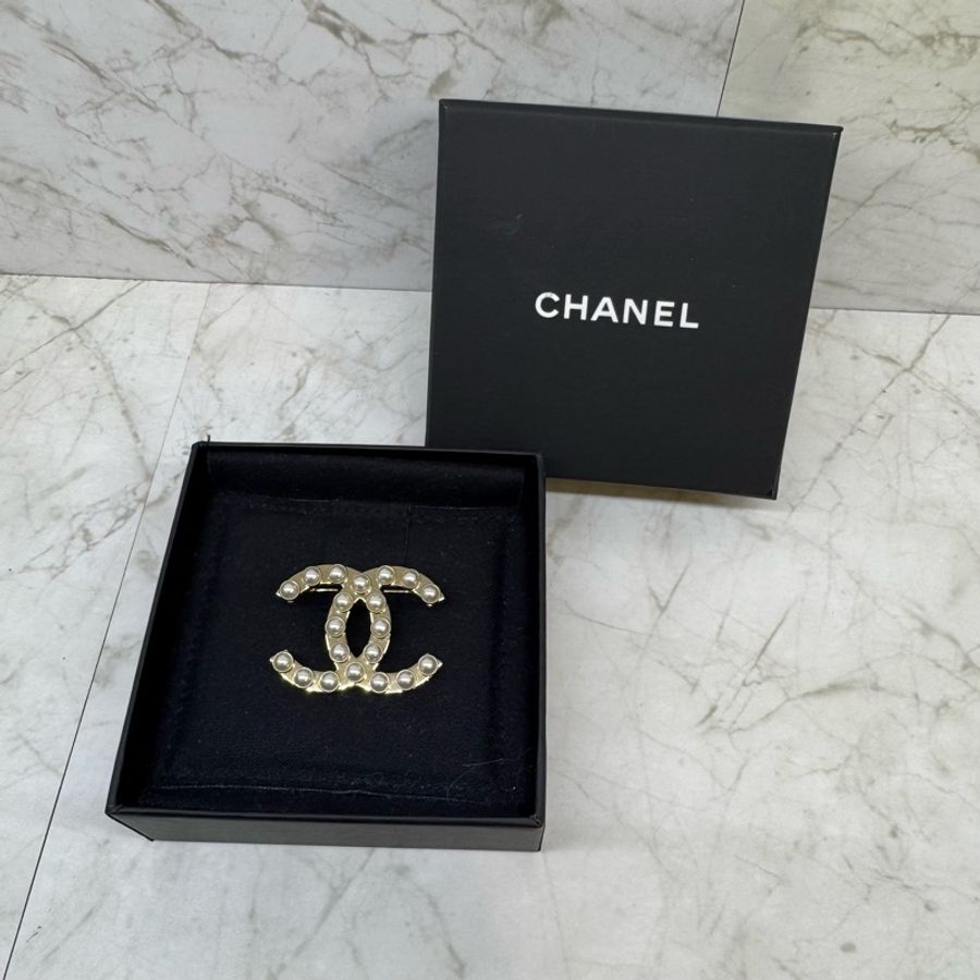 CHANEL 立體珍珠淡金雙C胸針-0