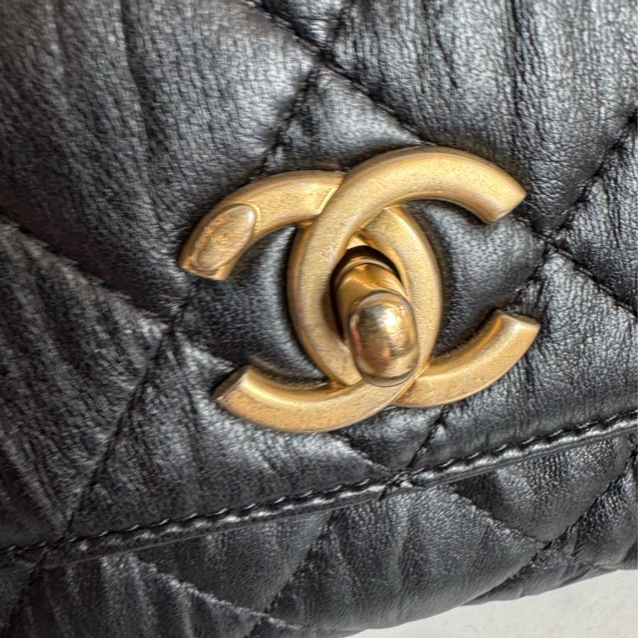 Chanel 黑色鞣質牛皮金屬提把鏈包-7