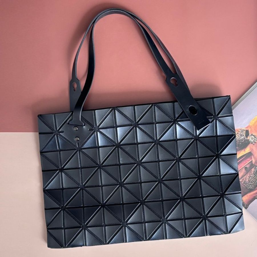 :: BAO BAO ISSEY MIYAKE :: 10x7 Rock 小款霧面黑色拉鍊包 肩背包 購物包 橫式斜背包-0