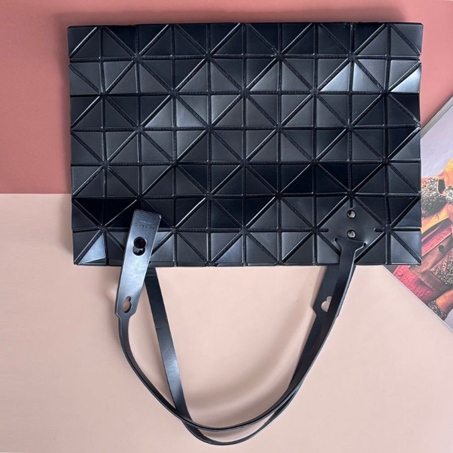 :: BAO BAO ISSEY MIYAKE :: 10x7 Rock 小款霧面黑色拉鍊包 肩背包 購物包 橫式斜背包-1
