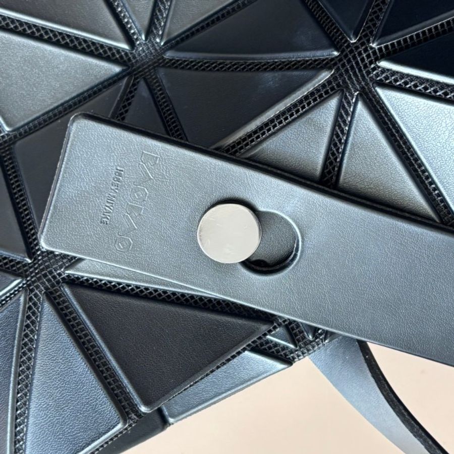 :: BAO BAO ISSEY MIYAKE :: 10x7 Rock 小款霧面黑色拉鍊包 肩背包 購物包 橫式斜背包-2