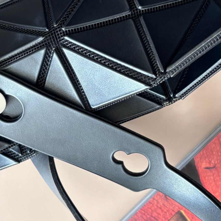 :: BAO BAO ISSEY MIYAKE :: 10x7 Rock 小款霧面黑色拉鍊包 肩背包 購物包 橫式斜背包-3