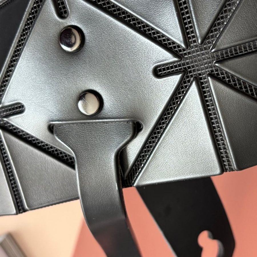 :: BAO BAO ISSEY MIYAKE :: 10x7 Rock 小款霧面黑色拉鍊包 肩背包 購物包 橫式斜背包-4