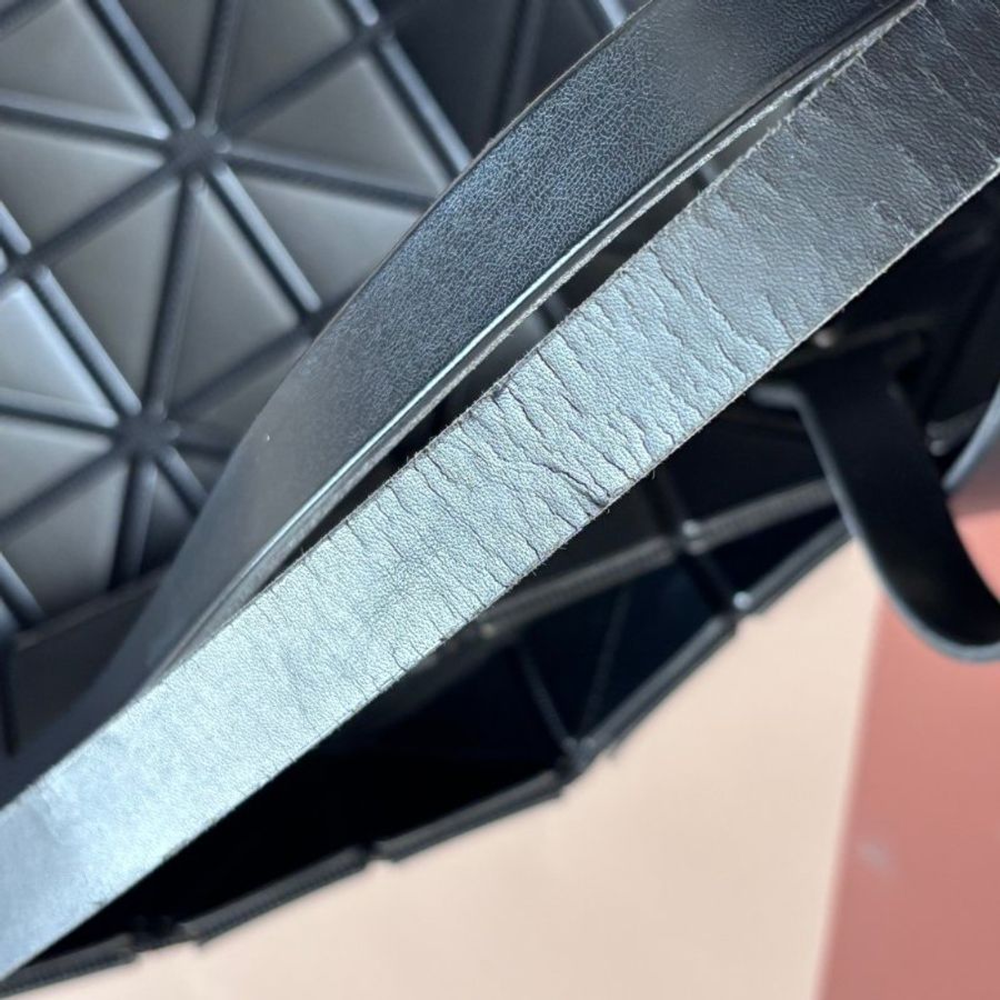 :: BAO BAO ISSEY MIYAKE :: 10x7 Rock 小款霧面黑色拉鍊包 肩背包 購物包 橫式斜背包-5