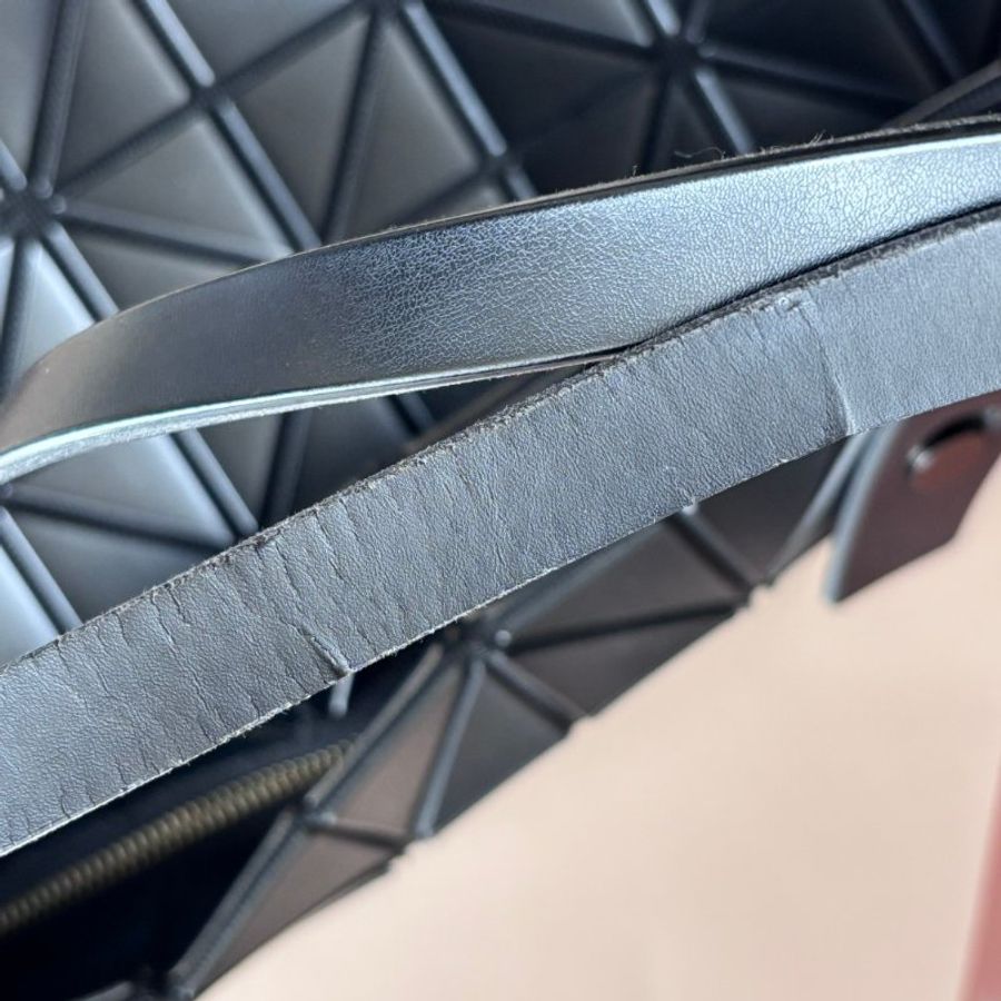:: BAO BAO ISSEY MIYAKE :: 10x7 Rock 小款霧面黑色拉鍊包 肩背包 購物包 橫式斜背包-6