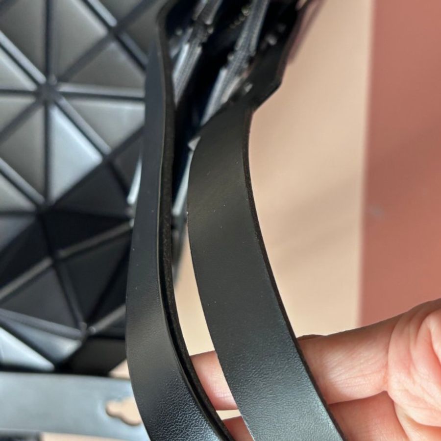 :: BAO BAO ISSEY MIYAKE :: 10x7 Rock 小款霧面黑色拉鍊包 肩背包 購物包 橫式斜背包-7