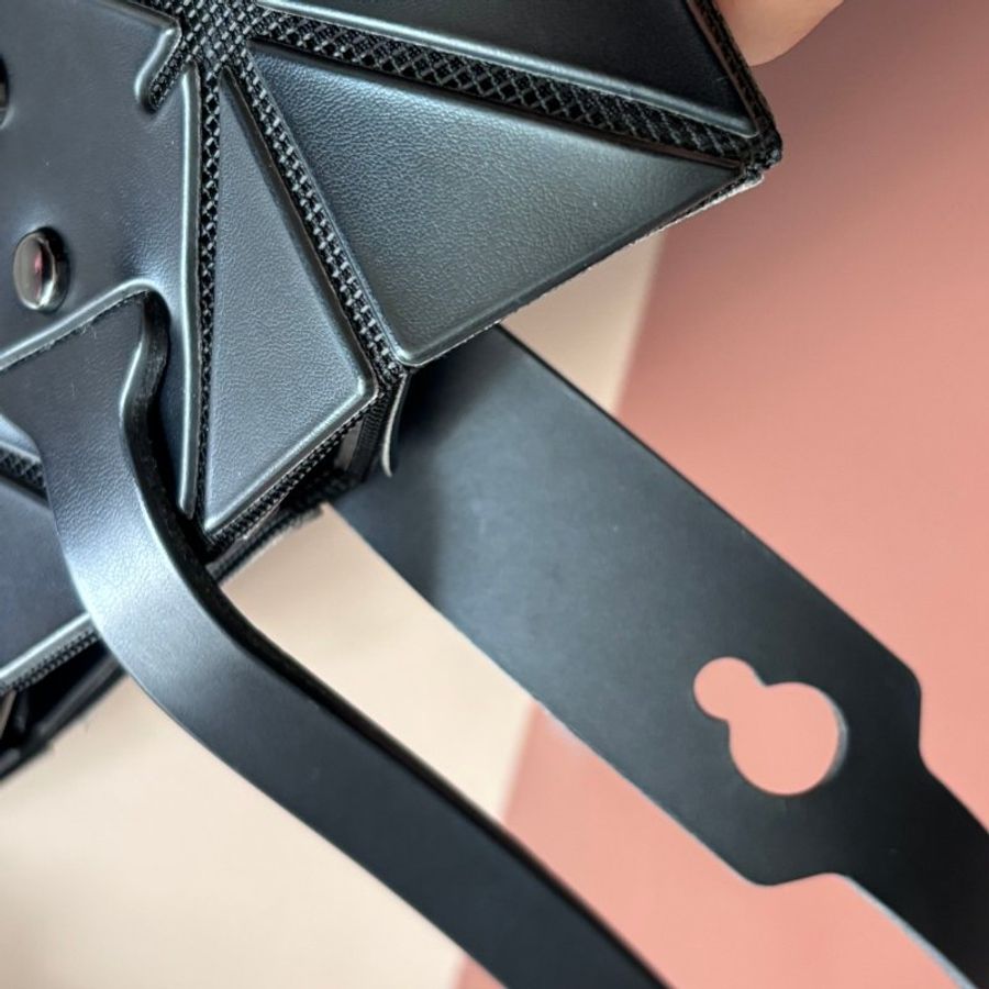 :: BAO BAO ISSEY MIYAKE :: 10x7 Rock 小款霧面黑色拉鍊包 肩背包 購物包 橫式斜背包-8