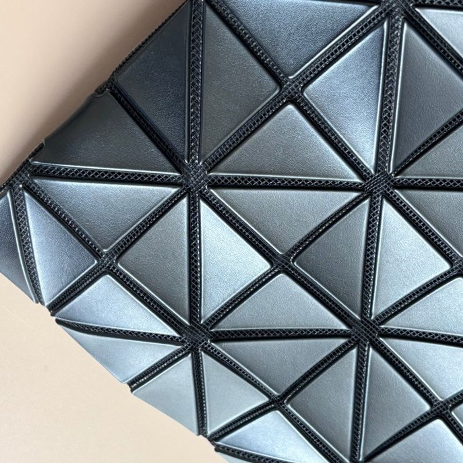 :: BAO BAO ISSEY MIYAKE :: 10x7 Rock 小款霧面黑色拉鍊包 肩背包 購物包 橫式斜背包-9