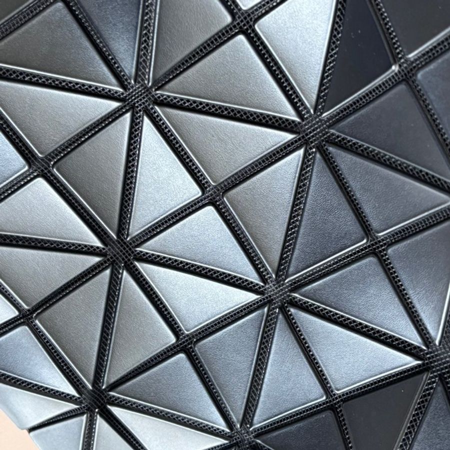 :: BAO BAO ISSEY MIYAKE :: 10x7 Rock 小款霧面黑色拉鍊包 肩背包 購物包 橫式斜背包-10