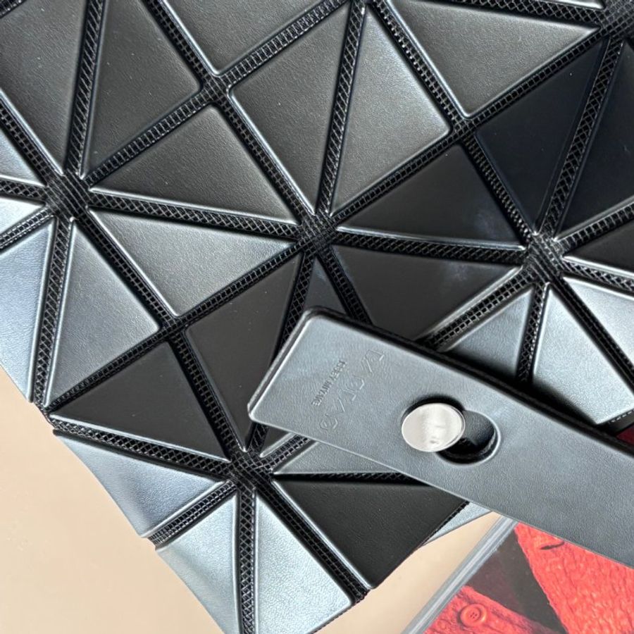 :: BAO BAO ISSEY MIYAKE :: 10x7 Rock 小款霧面黑色拉鍊包 肩背包 購物包 橫式斜背包-11