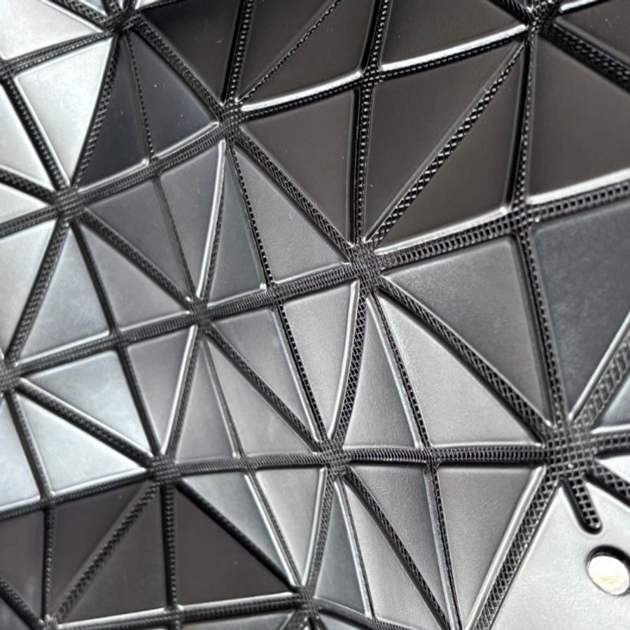 :: BAO BAO ISSEY MIYAKE :: 10x7 Rock 小款霧面黑色拉鍊包 肩背包 購物包 橫式斜背包-13