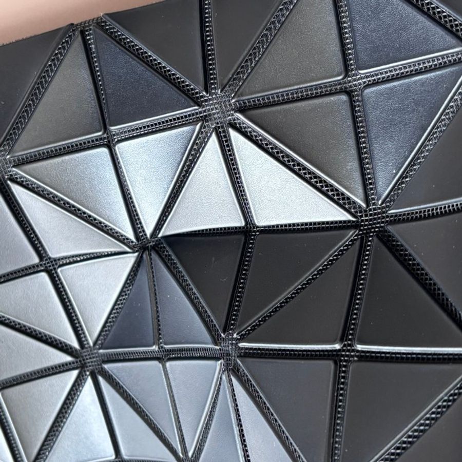 :: BAO BAO ISSEY MIYAKE :: 10x7 Rock 小款霧面黑色拉鍊包 肩背包 購物包 橫式斜背包-14