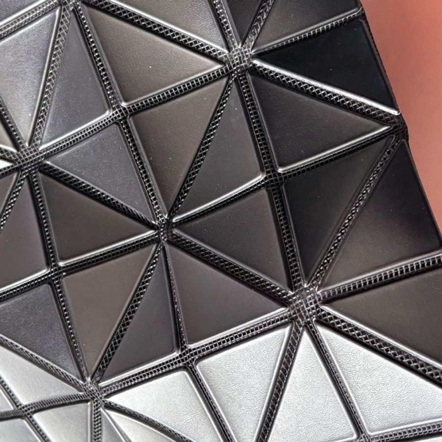 :: BAO BAO ISSEY MIYAKE :: 10x7 Rock 小款霧面黑色拉鍊包 肩背包 購物包 橫式斜背包-16